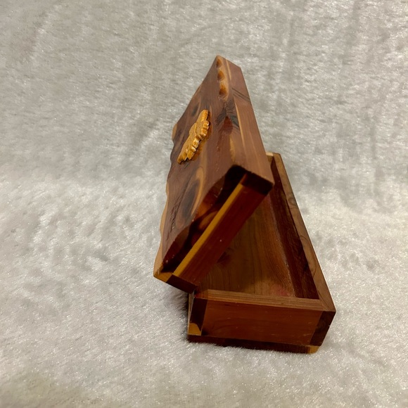 Vintage Souvenir Jewelry Box made of cedar Canada Leaf - Picture 2 of 10